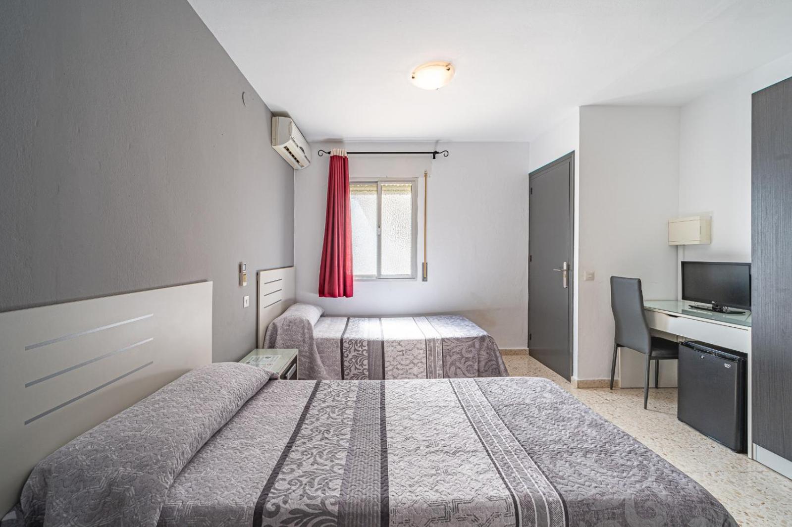Hostal Ocana Манилва Экстерьер фото